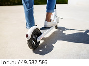 Detail of woman circulating in the city with an electric scooter. Woman circulating in the city with an electric scooter. Стоковое фото, агентство Ingram Publishing / Фотобанк Лори