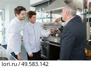 waiters learning the job with mentor. Стоковое фото, агентство Ingram Publishing / Фотобанк Лори