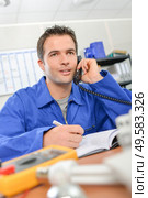 taking notes on the phone in office. Стоковое фото, агентство Ingram Publishing / Фотобанк Лори