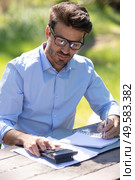 a man with a laptop sitting on a park bench. Стоковое фото, агентство Ingram Publishing / Фотобанк Лори