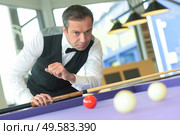 man playing pool in a bar. Стоковое фото, агентство Ingram Publishing / Фотобанк Лори