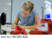 a woman and to-do list. Стоковое фото, агентство Ingram Publishing / Фотобанк Лори
