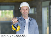 construction worker with noise cancelling earphones. Стоковое фото, агентство Ingram Publishing / Фотобанк Лори