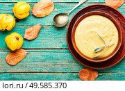 Quince puree or cream soup.Fruit soup on wooden table. Quince cold dessert soup. Стоковое фото, агентство Ingram Publishing / Фотобанк Лори