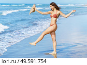 Young woman in swimwear and sunhat, enjoying the beach on her holiday.. Woman in swimwear and sunhat, enjoying the beach on her holiday. Стоковое фото, агентство Ingram Publishing / Фотобанк Лори