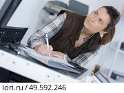 a worker making an observation. Стоковое фото, агентство Ingram Publishing / Фотобанк Лори