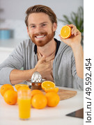 man making homemade orange juice. Стоковое фото, агентство Ingram Publishing / Фотобанк Лори