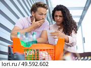 couple worried about the prices of food. Стоковое фото, агентство Ingram Publishing / Фотобанк Лори