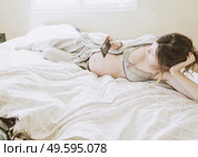 Young pregnant woman alone in home in quarantine                               . Стоковое фото, агентство Ingram Publishing / Фотобанк Лори