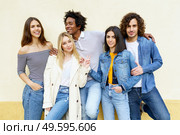 Young people having fun together. Multi-ethnic group of friends gathered in the street leaning on a railing.. Multi-ethnic group of young people having fun together. Стоковое фото, агентство Ingram Publishing / Фотобанк Лори