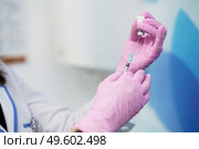 Aesthetic doctor preparing the syringe with the botulinum toxin to be injected in her patient.. Aesthetic doctor preparing the syringe with the botulinum toxin. Стоковое фото, агентство Ingram Publishing / Фотобанк Лори