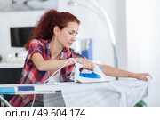 portrait of a woman doing household chores. Стоковое фото, агентство Ingram Publishing / Фотобанк Лори