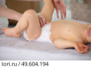 mother changing diaper to her little baby girl. Стоковое фото, агентство Ingram Publishing / Фотобанк Лори