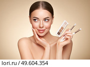 Beauty woman with eye shadow makeup palette. Model with healthy perfect skin, close up portrait. Cosmetology, beauty and spa. Стоковое фото, агентство Ingram Publishing / Фотобанк Лори
