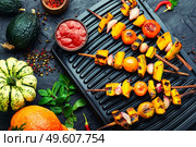 Fried vegetables on skewers, vegetable kebab. Pumpkin, tomato, zucchini and pepper shashlik. Appetizing vegetable kebab,vegetable skewers. Стоковое фото, агентство Ingram Publishing / Фотобанк Лори