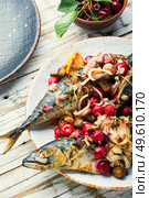 Baked mackerel with cherry sauce.Fish filled with berries.Scomber on the plate. Grilled mackerel fish stuffed with cherries. Стоковое фото, агентство Ingram Publishing / Фотобанк Лори
