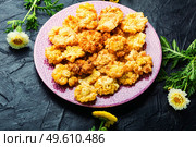 Tasty fried edible flowers. Chrysanthemum flowers in batter.Deep fried flowers. Chrysanthemum flowers roasted in batter. Стоковое фото, агентство Ingram Publishing / Фотобанк Лори
