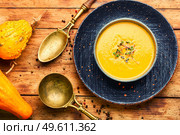 A plate of traditional autumn soup puree. Creamy pumpkin soup. Vegetable cream soup.. Autumn vegetarian pumpkin soup. Стоковое фото, агентство Ingram Publishing / Фотобанк Лори