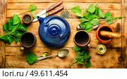 Herbal tea with nettle leaves.Herbal medicine,homeopathy. Herbal tea with nettle,wooden table. Стоковое фото, агентство Ingram Publishing / Фотобанк Лори