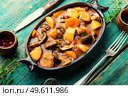 Delicious ragout with beef and mushrooms. Meat sauce with veal. Ragout with beef and mushrooms. Стоковое фото, агентство Ingram Publishing / Фотобанк Лори