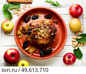 Homemade baked lean pork roll with apples and dates. Roasted meat roll.. Meat roll with dates and apples. Стоковое фото, агентство Ingram Publishing / Фотобанк Лори