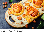 Delicious fall pie with apples and hazelnut paste. Apple mini pie. Autumn dessert.. Pie with apples and hazelnuts. Стоковое фото, агентство Ingram Publishing / Фотобанк Лори