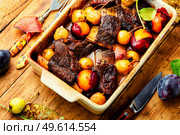 Beef ribs baked in plums and pears.Meat ribs grilled in fruit sauce. Beef ribs with bone and fruit sauce. Стоковое фото, агентство Ingram Publishing / Фотобанк Лори