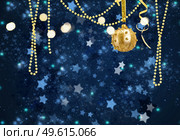 golden christmas ball and garlands on blue winter background. Red christmas balls. Стоковое фото, агентство Ingram Publishing / Фотобанк Лори