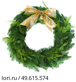 green christmas wreath with golden bow  isolated on white background. green christmas wreath woth golden bow . Стоковое фото, агентство Ingram Publishing / Фотобанк Лори