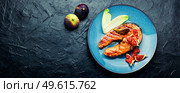 Fried salmon steak with figs.Baked trout with garnish.Copy space,space for text. Salmon steak fried with vegetables,space for text. Стоковое фото, агентство Ingram Publishing / Фотобанк Лори