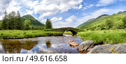 Panoramic view of Butter Bridge over Kinglas Water in the Loch Lomond National Park,Scotland. Стоковое фото, агентство Ingram Publishing / Фотобанк Лори