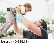 Father and daughter spending good time together in summer vacation. Стоковое фото, агентство Ingram Publishing / Фотобанк Лори