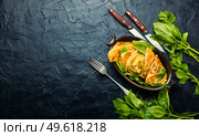 Azeyrbajan pie stuffed with fresh herbs. Qutabs or kutab. Copy space. Qutab with greens and cheese,space for text. Стоковое фото, агентство Ingram Publishing / Фотобанк Лори