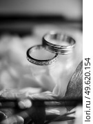 gold wedding rings as an attribute of a young couple’s wedding. Стоковое фото, агентство Ingram Publishing / Фотобанк Лори