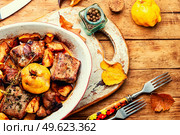 Delicious baked meat with aromatic autumn quince.. Stewed meat in quince sauce. Стоковое фото, агентство Ingram Publishing / Фотобанк Лори