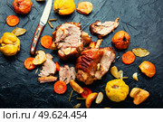 Pork knuckle fried with quince and apples. Pork shank baked with apples. Стоковое фото, агентство Ingram Publishing / Фотобанк Лори