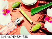 Cosmetic cream, face roller and guache scraper. Cosmetic face cream. Стоковое фото, агентство Ingram Publishing / Фотобанк Лори