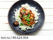 Chicken meat with mushroom sauce on a rice pad. Stewed meat with Italian marsala sauce.. Meat with marsala sauce and white rice. Стоковое фото, агентство Ingram Publishing / Фотобанк Лори