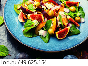 Autumn salad with plums,figs,olives and cheese.Autumn salad of fruits and nuts.. Autumn salad with plums and figs. Стоковое фото, агентство Ingram Publishing / Фотобанк Лори