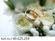wedding rings with a wedding decor. Стоковое фото, агентство Ingram Publishing / Фотобанк Лори