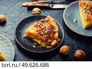 Homemade quiche, open French pie stuffed with apples and cheese.. French apple tart. Стоковое фото, агентство Ingram Publishing / Фотобанк Лори