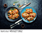 Schnitzel, breaded and fried thin layer of meat. Cretan schnitzel.. Fried schnitzel with olives and tomato. Стоковое фото, агентство Ingram Publishing / Фотобанк Лори