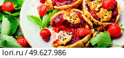 Delicious tartlets with berry jam.Cake with strawberries.Long banner. Summer tartlets with strawberries,extra wide. Стоковое фото, агентство Ingram Publishing / Фотобанк Лори
