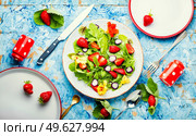 Vitamin salad with strawberries,spinach,nasturtium and arugula.Healthy organic diet salad. Summer salad with berries and herbs,top view. Стоковое фото, агентство Ingram Publishing / Фотобанк Лори
