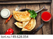 Chebureks, fried crescent-shaped cakes with meat filling. Fried pies. Appetizing meat pie or chebureks. Стоковое фото, агентство Ingram Publishing / Фотобанк Лори