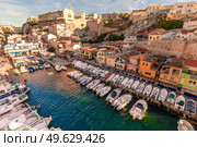 Marseille, France - September 29, 2021: Traditional fishing harbor Vallon des Auffes with picturesque houses and boats.. Traditional fishing harbor Vallon des Auffes with picturesque houses and boats, Marseilles, France. Редакционное фото, агентство Ingram Publishing / Фотобанк Лори