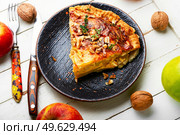 Apple quiche with cheese filling. Quiche autumn pie with apples.. Quiche open apple pie. Стоковое фото, агентство Ingram Publishing / Фотобанк Лори