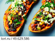 Sweet potato stuffed with vegetables and cottage cheese and baked in halves. Diet food, roast yam. Sweet potato stuffed with vegetables and cottage cheese. Стоковое фото, агентство Ingram Publishing / Фотобанк Лори