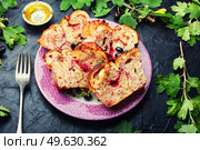 Homemade pie with berries. Delicious homemade cakes with black currants.. Homemade black currant pie. Стоковое фото, агентство Ingram Publishing / Фотобанк Лори