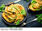 Unleavened dough pie stuffed with fresh herbs. Qutabs or kutab. Azeyrbajan food. Azerbaijani qutab with greens and cheese. Стоковое фото, агентство Ingram Publishing / Фотобанк Лори
